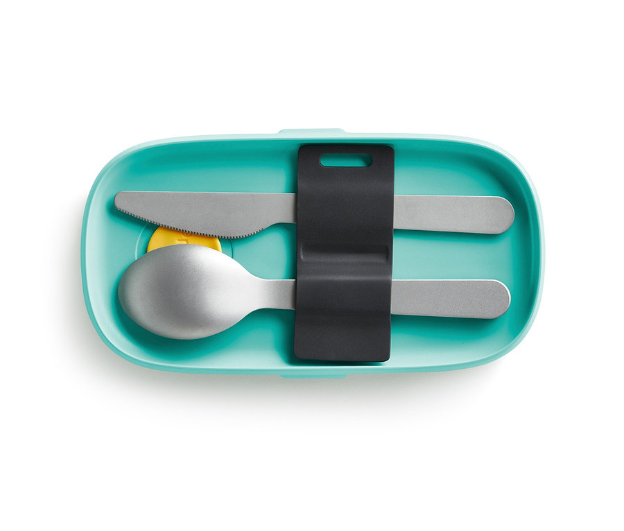 Lunch-Box-Set mit Besteck: Türkisblaue Dose mit Löffel und Messer, die von einer schwarzen Halterung gehalten werden.