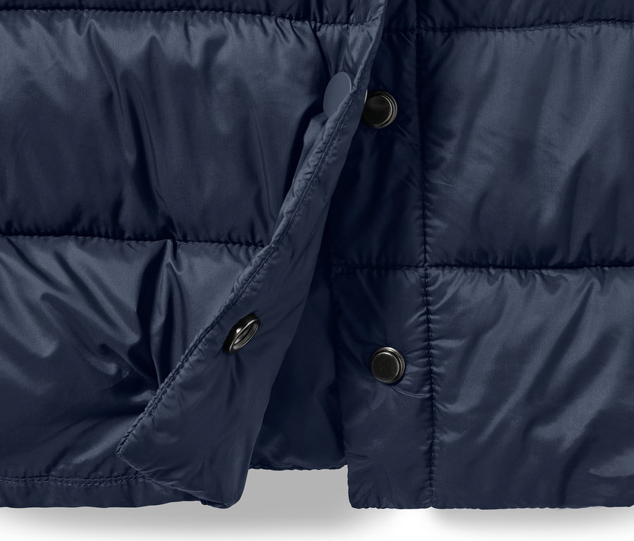 Detailansicht eines dunkelblauen Steppmantels mit Kapuze und Knopfverschluss.