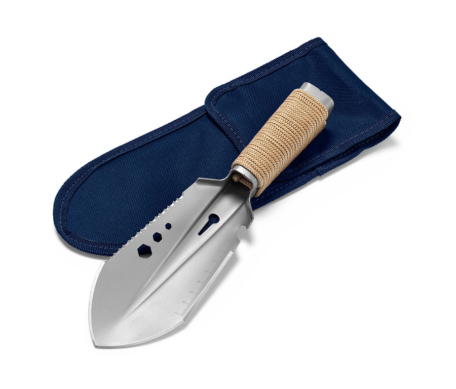 9-in-1-Camping-Schaufel liegt neben einer blauen Hülle.