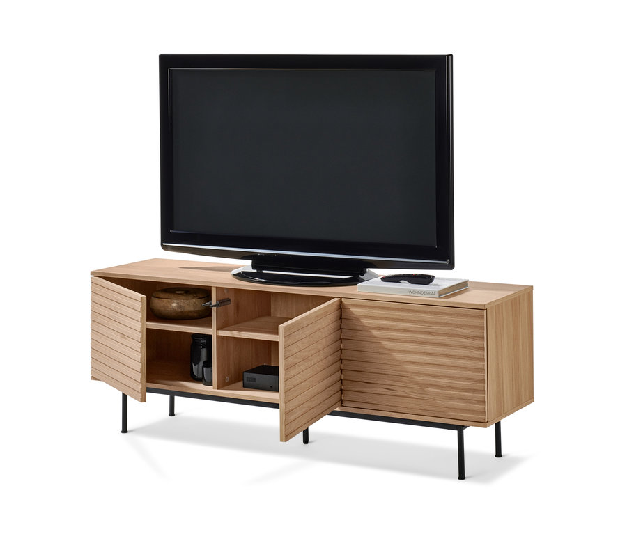Ein Fernseher steht auf einem Lowboard »Finnsbo« mit Lamellenoptik, dessen Türen offen sind.