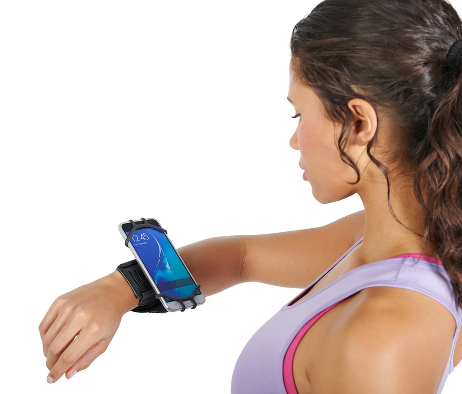 Frau mit Smartphone-Sportarmband am Arm.
