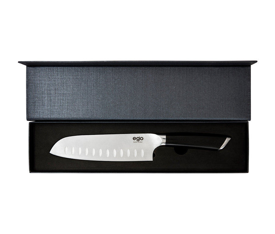 WILFA Santoku-Messer EGO Sandvik »ES18SK« liegt in einer schwarzen Geschenkbox.