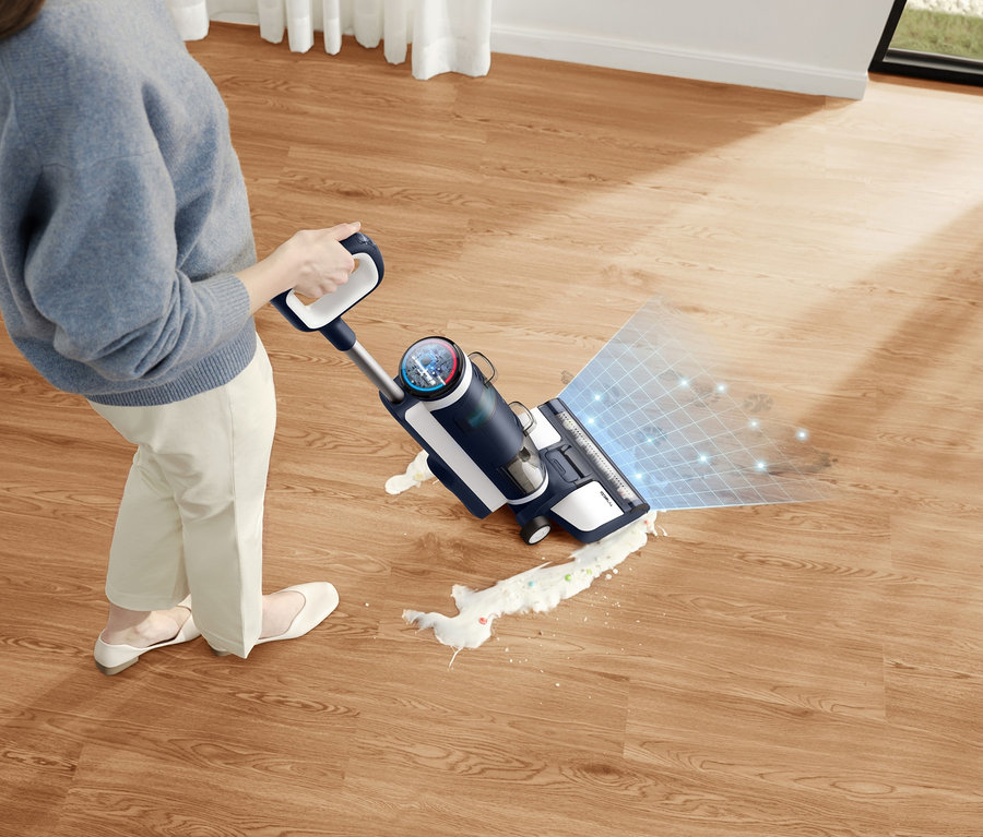 Frau verwendet Tineco Floor One S3 Extreme Nass-Trockensauger auf Holzboden.