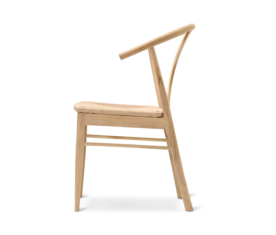 Seitenansicht eines Esszimmerstuhls aus Eichenholz mit gewebter Sitzfläche.