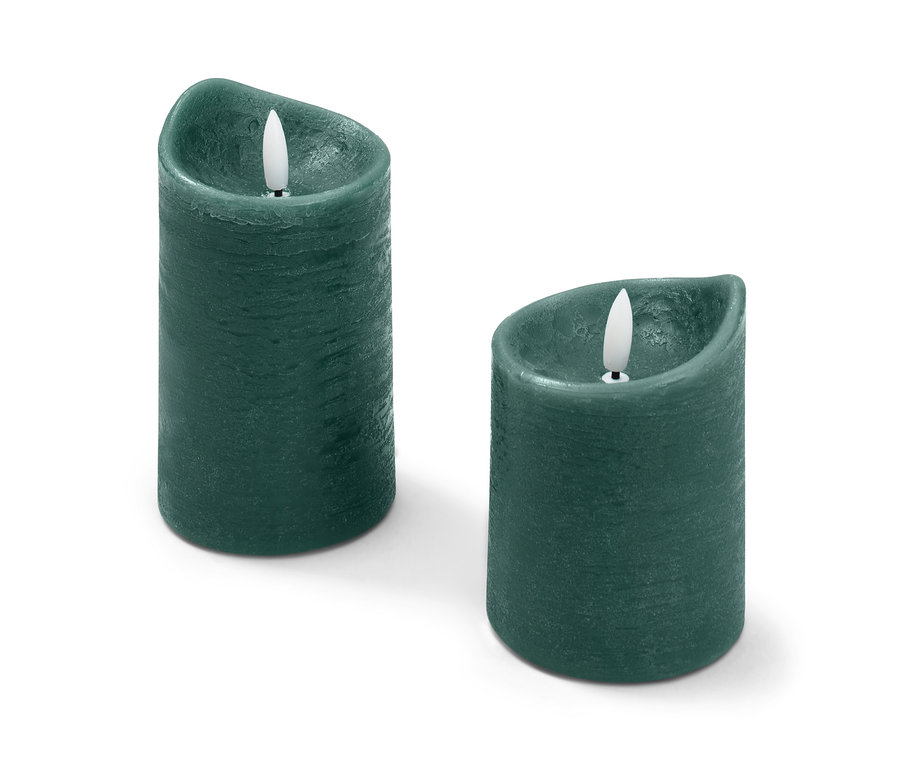 Zwei dunkelgrüne LED-Echtwachskerzen.
