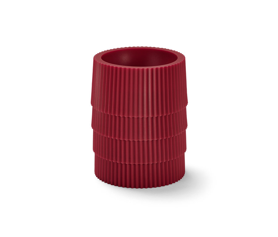 Eine rote Dessert-Form, 4 Stück, auf weißem Hintergrund.