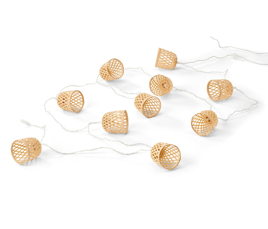Solar-Lichterkette mit zehn Lampenschirmen aus Korbweide auf weißem Hintergrund.