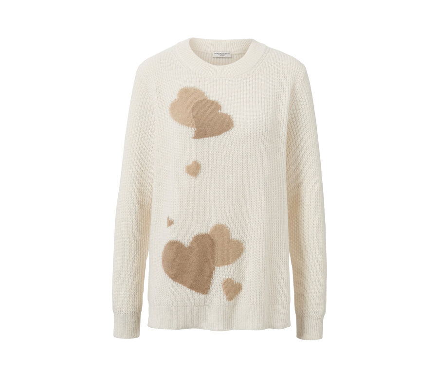 Ein weißer Strickpullover mit Herz-Jacquard-Muster.