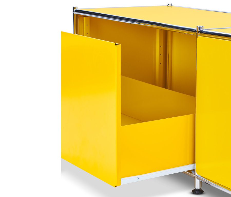Detailansicht eines gelben Lowboards Metall »CN3« mit Schubladen und Kommode Metall »CN3« mit 3 Klappenfächern, wobei eine Schublade offen ist.