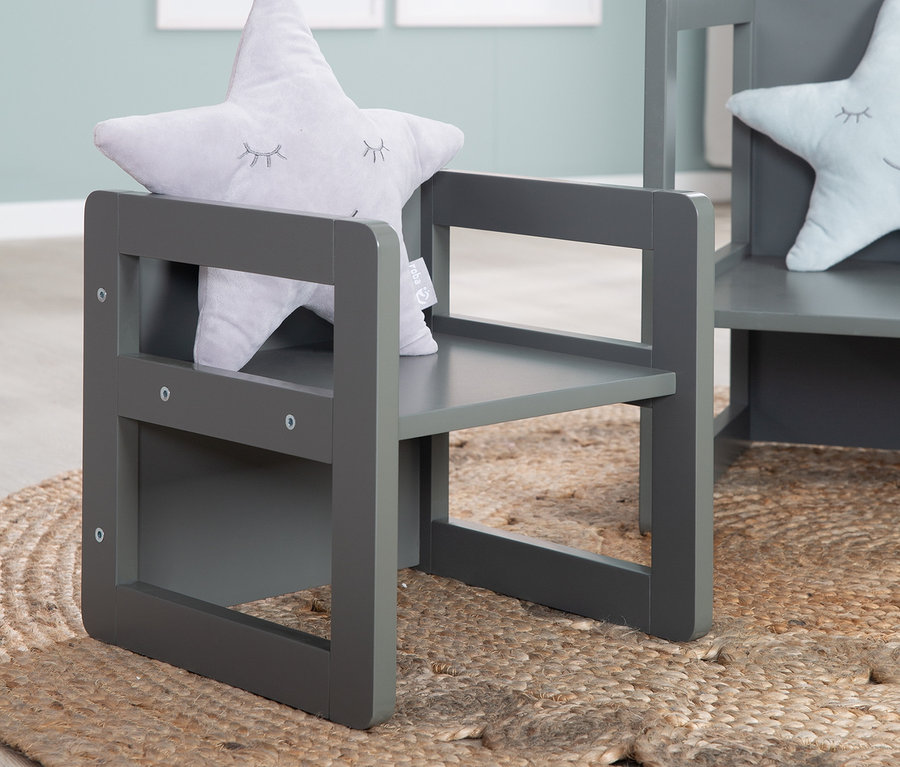 Graue roba 3-in-1 Kindersitzgruppe mit Sternkissen auf braunem Teppich.