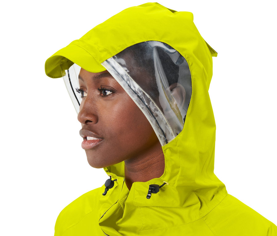 Frau trägt einen gelben Regenponcho mit Ärmeln.