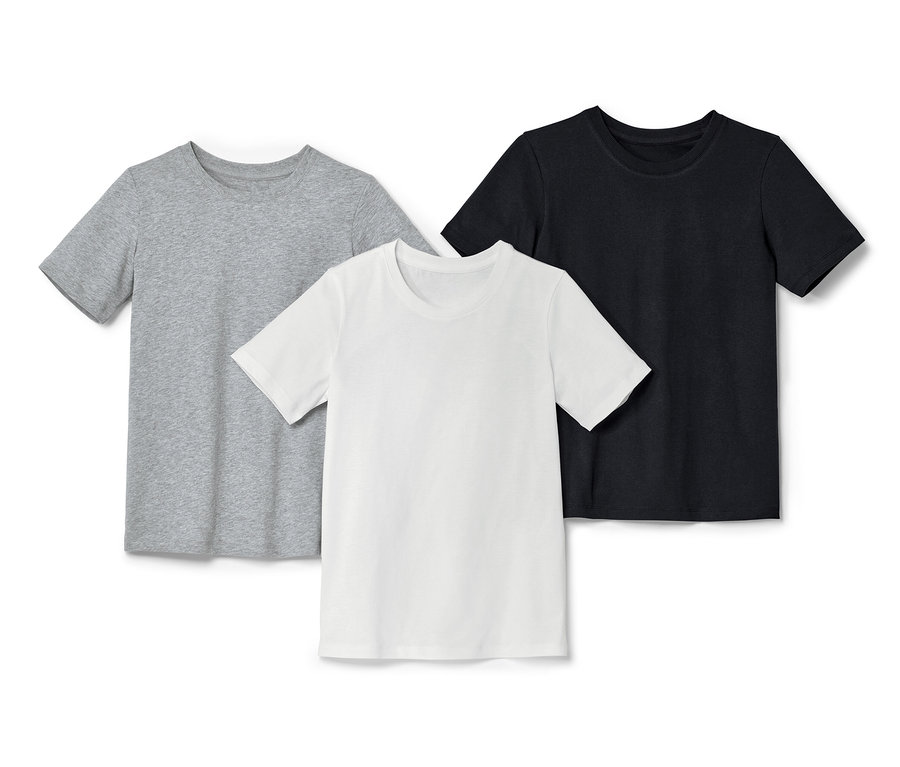Drei Kinder-T-Shirts: ein graues, ein weißes und ein schwarzes.