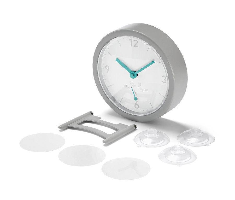 Eine graue Funk-Badwanduhr mit Thermometer und Zubehör auf weißem Hintergrund.