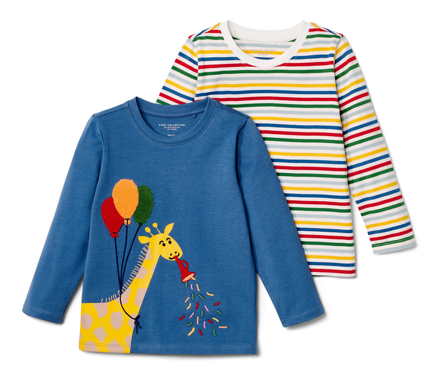 Zwei Kinder-Langarmshirts mit Giraffen-Motiv.