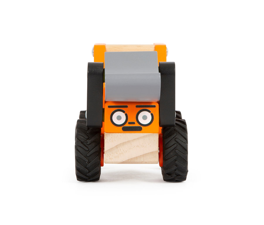 Frontansicht einer orangefarbenen Holzwalze mit Gesicht aus dem small foot Fahrzeuge-Set.