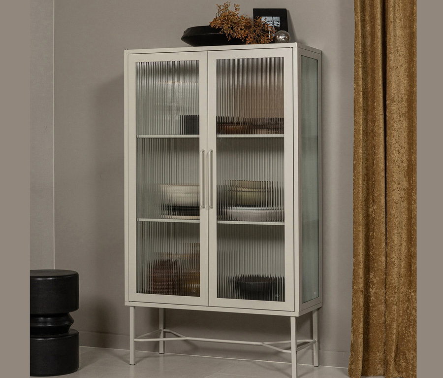 Woood Vitrine »Zion« aus Metall, sandfarben, mit Glastüren und Regalen.