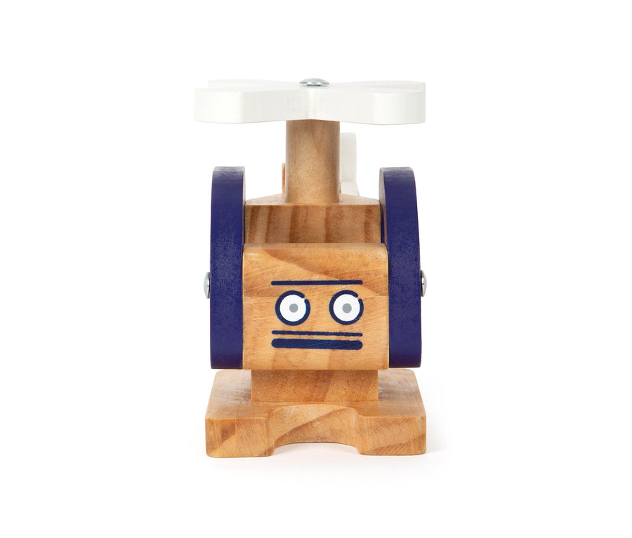 Holzspielzeug, ein Fahrzeug aus dem small foot Fahrzeuge-Set, mit aufgemaltem Gesicht und weißem Propeller.
