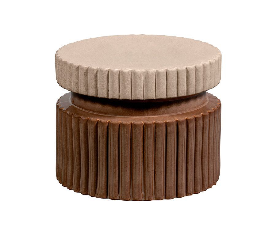 Nahaufnahme des braunen Woood Beistelltisches »Geer«.