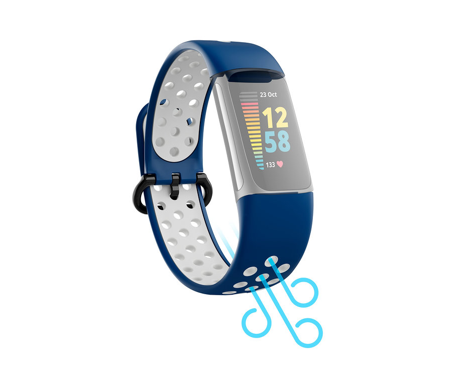 Blauer Fitness-Tracker mit weißen Löchern am Armband und Display, das die Uhrzeit 12:58 anzeigt.