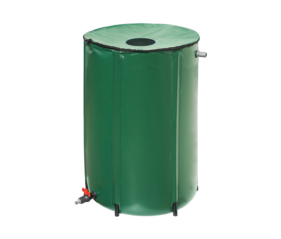 Eine grüne, faltbare Regentonne mit einem Fassungsvermögen von ca. 250 l, mit einem schwarzen Reißverschluss um die obere Öffnung.