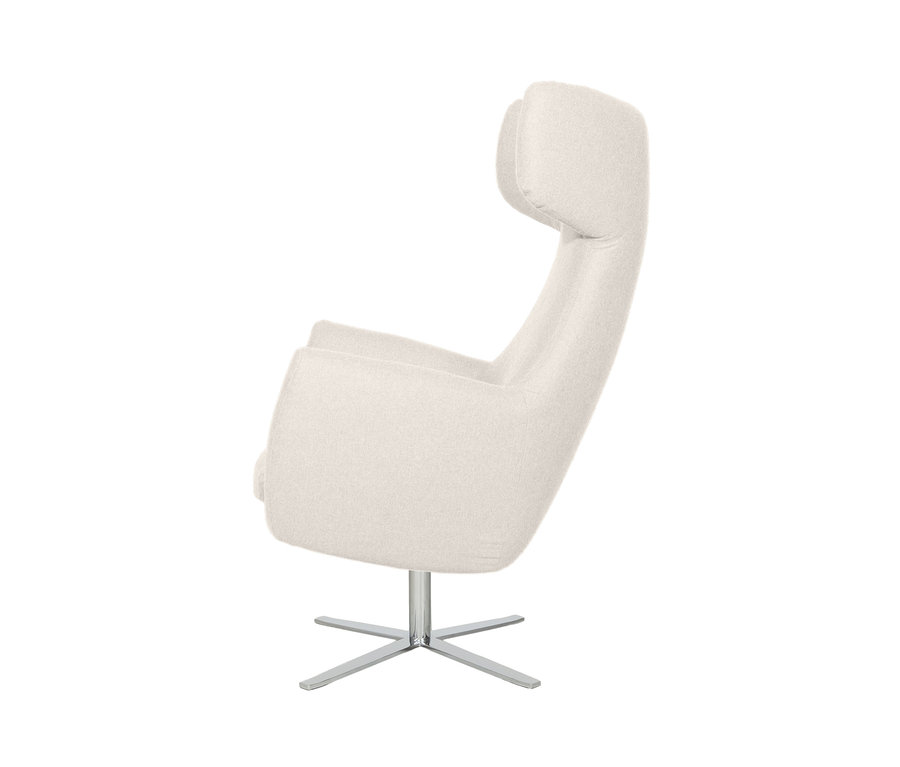 Seitenansicht des Ohrensessels "Sansa" GCP11, cremebeige, mit verchromtem Fuß.