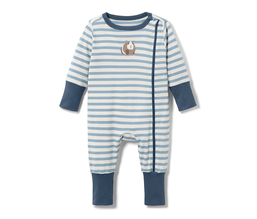 Gestreifter Baby-Pyjama mit Meerschweinchen-Motiv liegt auf weißem Hintergrund.