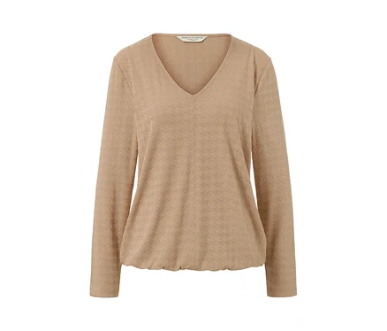 Ein strukturiertes, camel-farbenes Langarmshirt mit V-Ausschnitt.