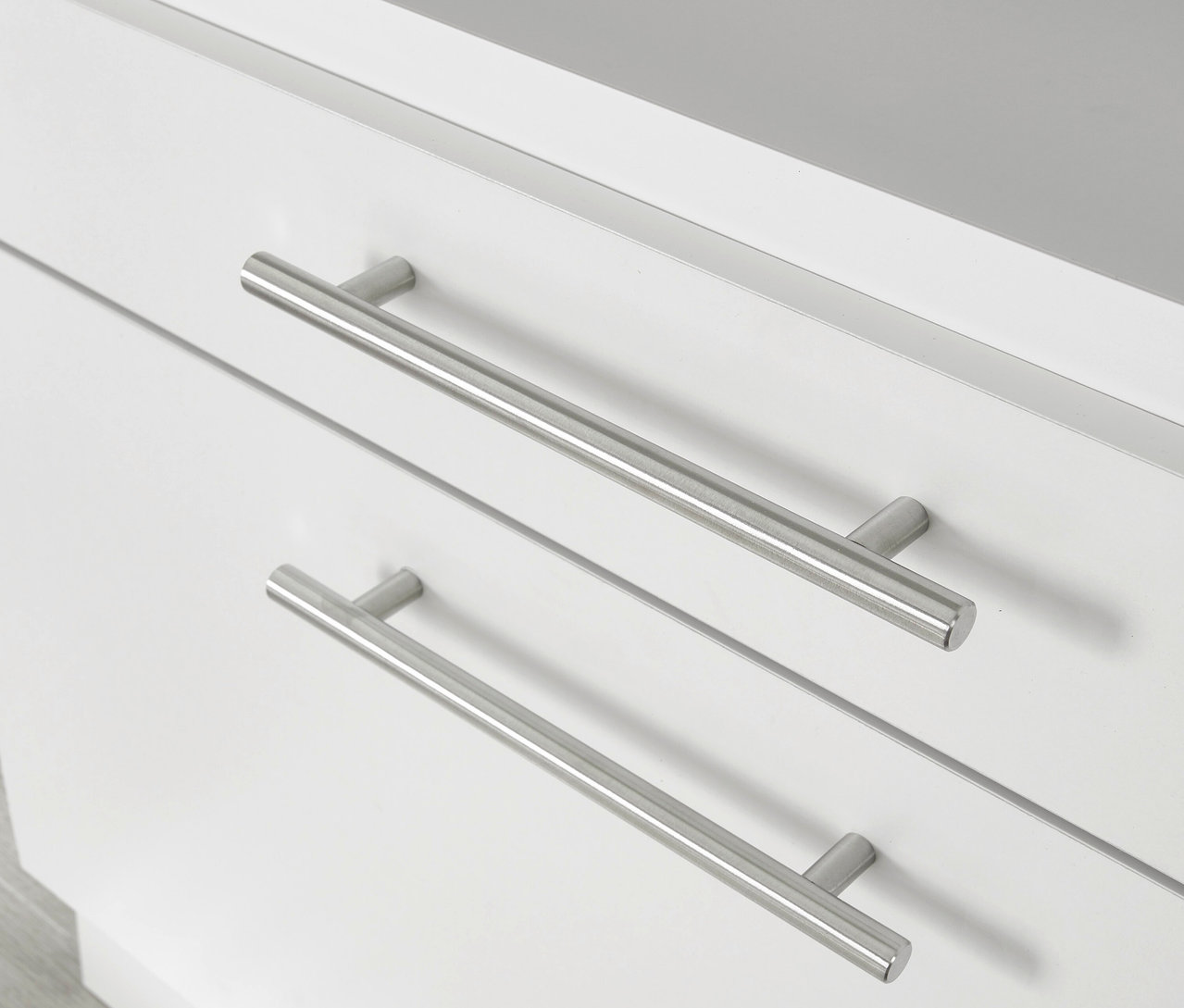 Detail von zwei übereinanderliegenden weißen Respekta 2 Waschmaschinenschränken mit horizontalen silbernen Griffen.