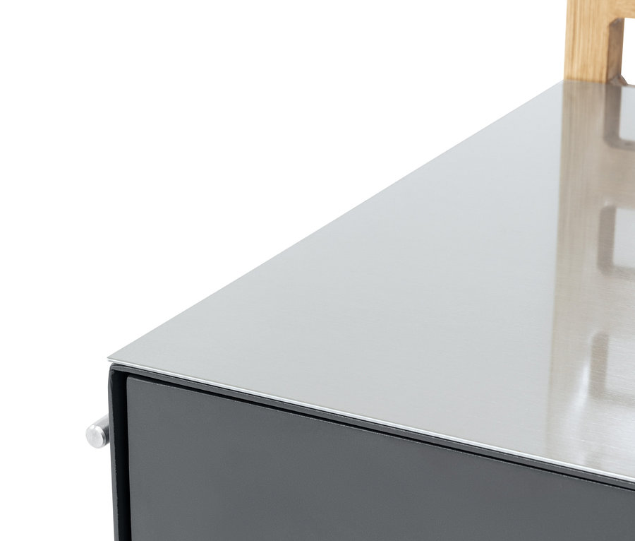 Detailansicht des Outdoor-Küchenmoduls mit Lamellenwand.