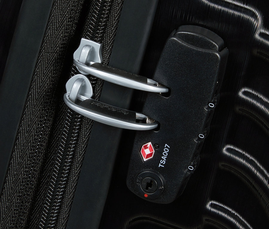 Detailansicht eines schwarzen American Tourister »Mickey Clouds« Spinner-Reisekoffers mit Reißverschluss und TSA-Schloss.