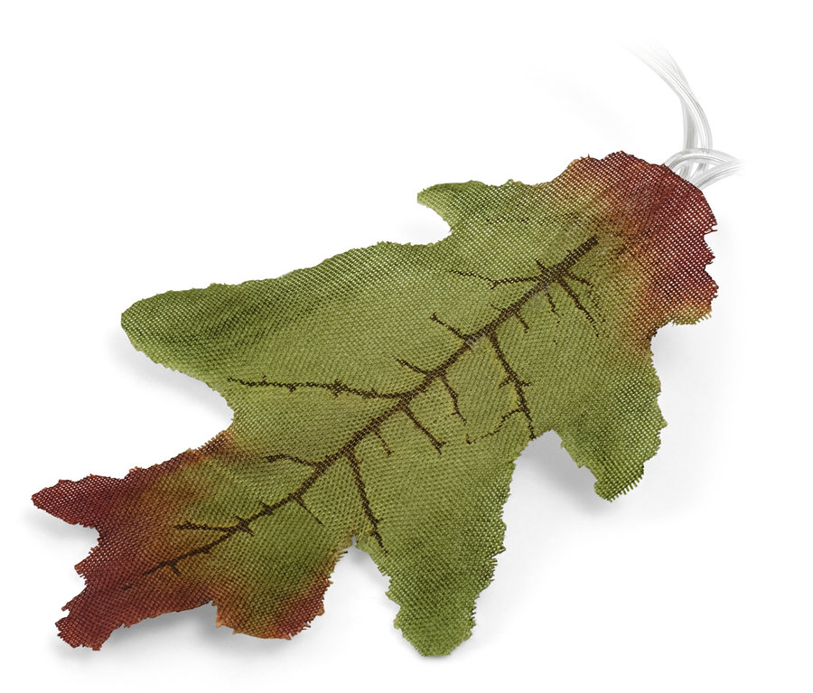 Nahaufnahme einer LED-Lichterkette »Blätter« in Blattform mit braunen Adern auf grünem Grund.