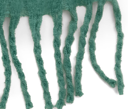 Detailansicht eines grünen Webschals mit Fransen.