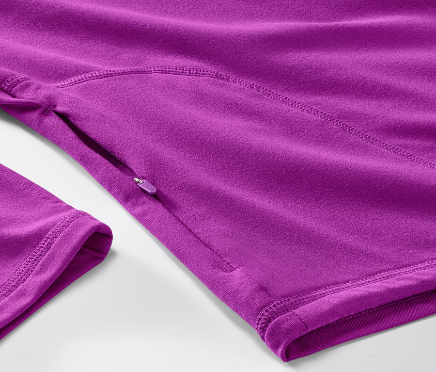 Detailaufnahme eines neonbeerenfarbenen Thermo-Funktionsshirts.