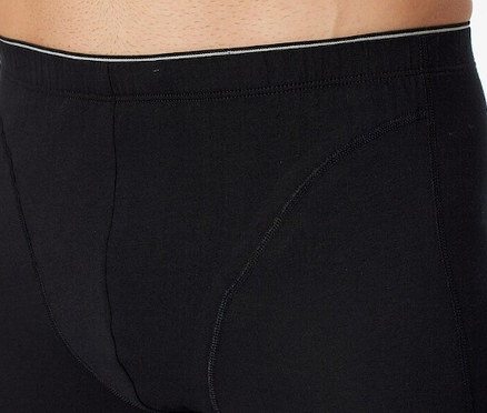 Mann trägt lange, schwarze SCHIESSER Unterhose mit Bio-Baumwolle.