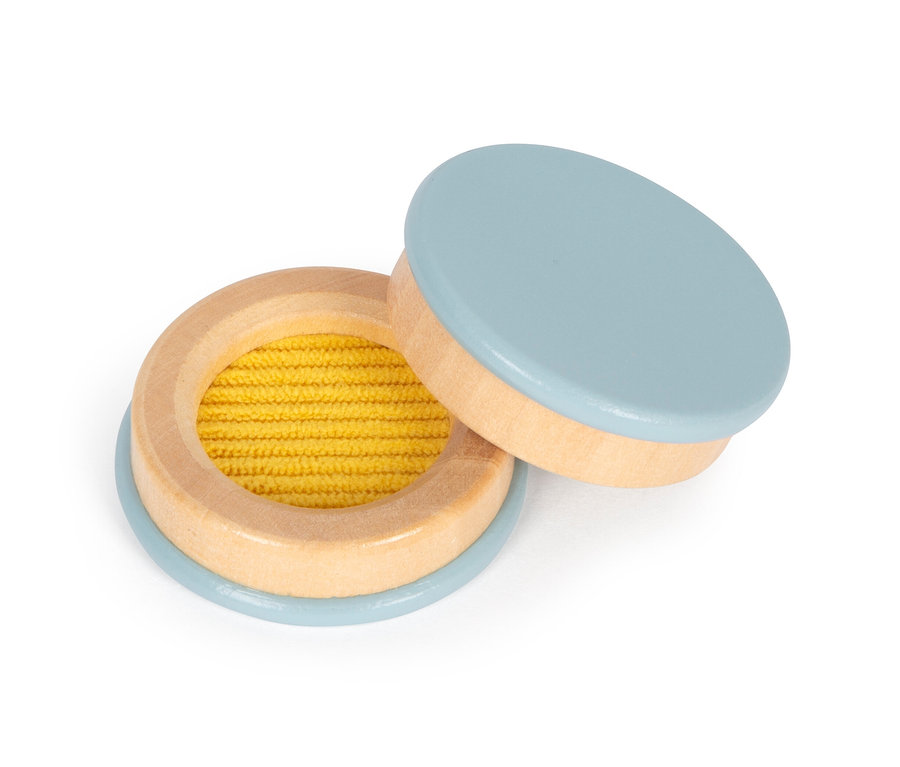 Detailaufnahme des small foot Hör- und Fühl-Memo »Sensory« aus Holz mit gelber Füllung.