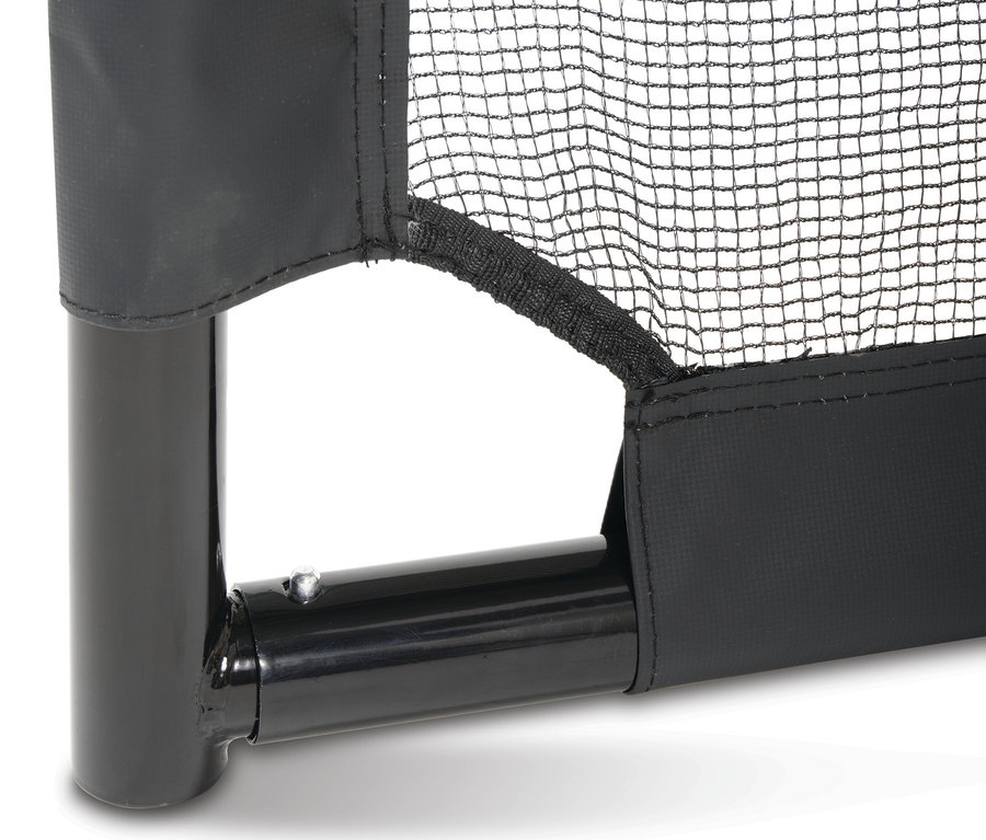 Detailaufnahme eines schwarzen EXIT Coppa Fußballtors mit Netz.