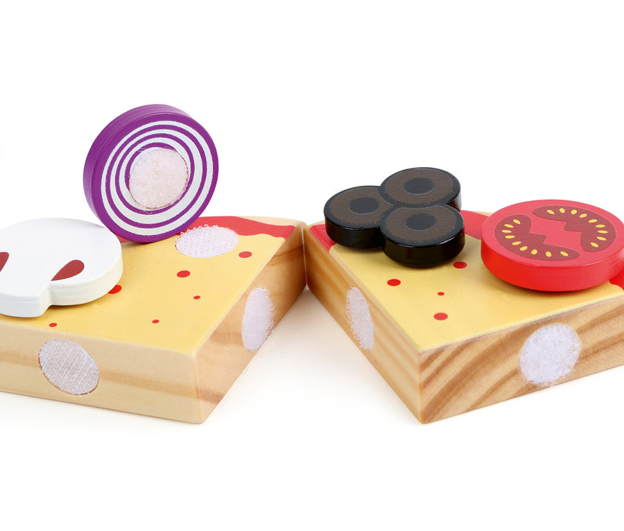 Zwei Stücke Holzpizza mit Holzbelag: Champignon, Zwiebel, Oliven und Tomate.