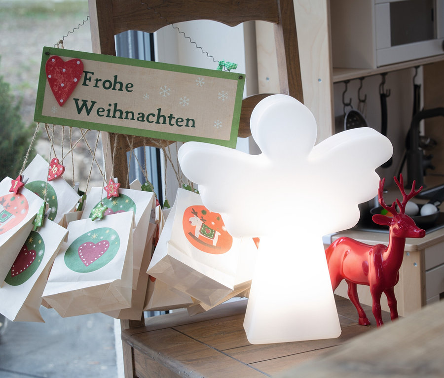 Holz-Weihnachtsdeko mit der Aufschrift Frohe Weihnachten, Papiertüten und einem 40 cm LED-Engel, 40 cm von 8 seasons design.