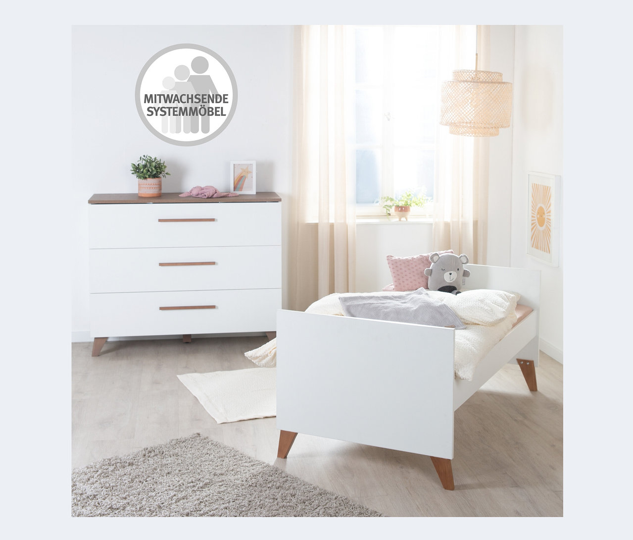 Kinderzimmer mit weißer roba Wickelkommode Ole und Bett.