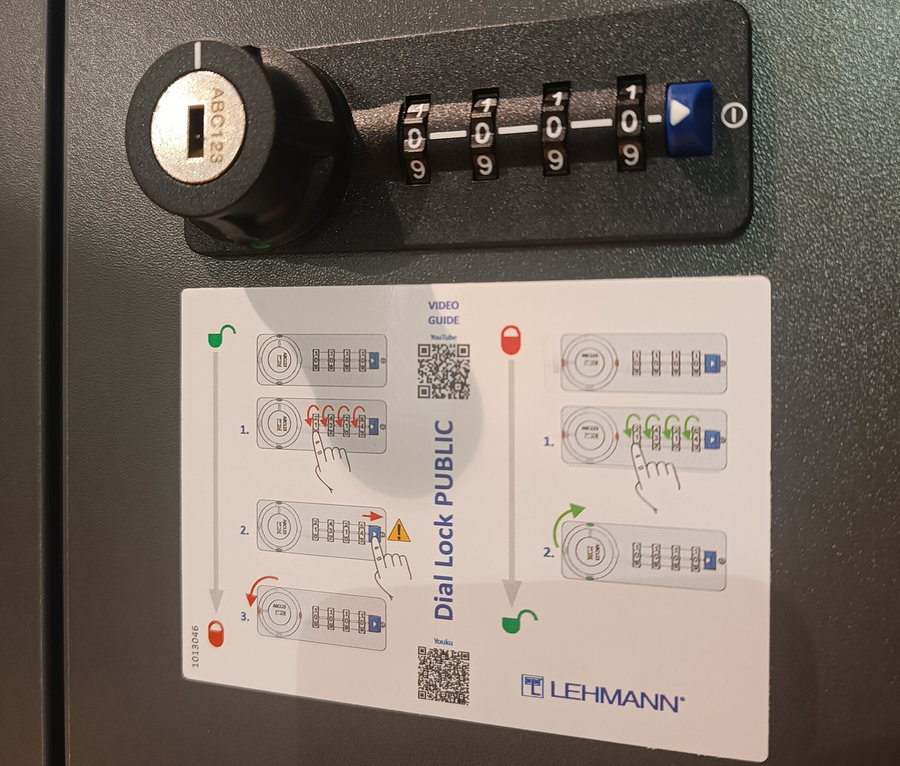 Detailaufnahme eines anthrazitfarbenen Spinds »Locked« mit 2 Türen und Zahlenschloss.
