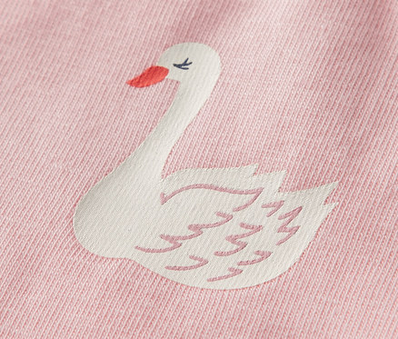 Detailansicht eines rosa Baby-Bodys mit Schwan-Motiv, aus der 5er-Packung mitwachsender Baby-Bodys, Prinzessin.