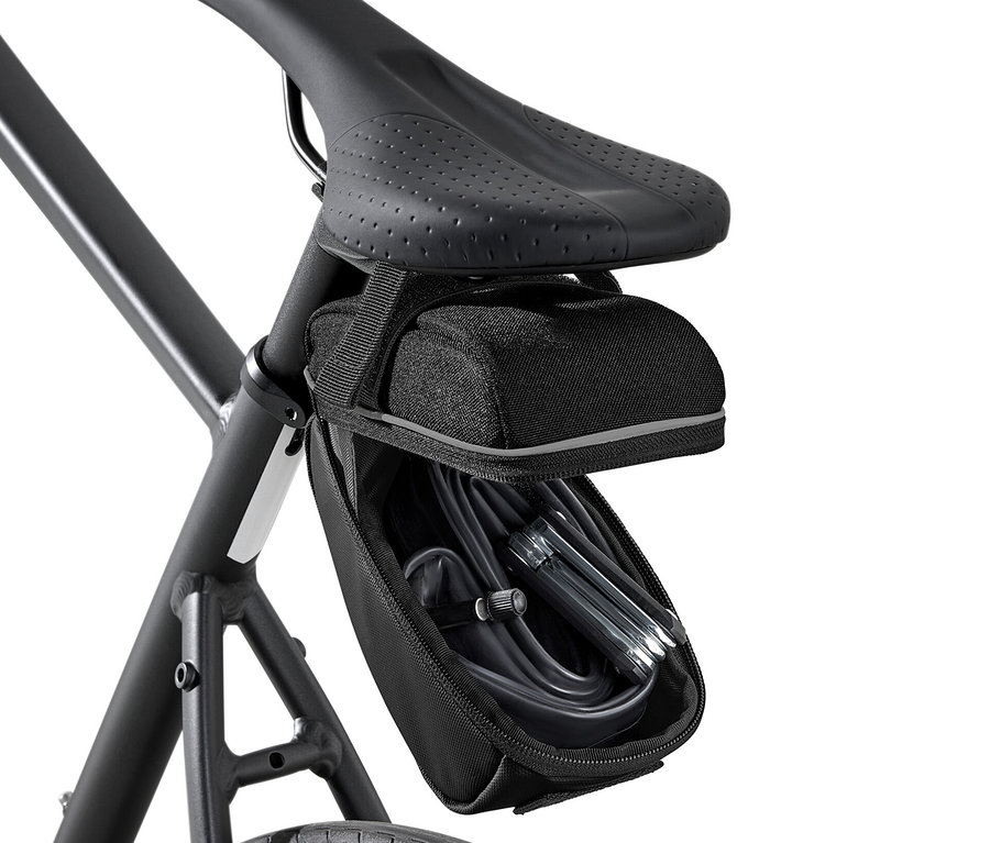 Eine schwarze Fahrrad-Satteltasche ist am Sattel eines Fahrrads befestigt.