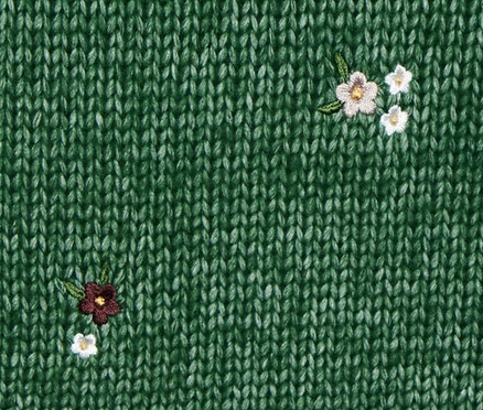 Grüner Grobstrick-Pullover mit V-Ausschnitt und Blumendetails.