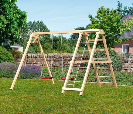 Karibu Doppelschaukel »Felix« mit Klettergerüst und Netzrampe auf einer Wiese.