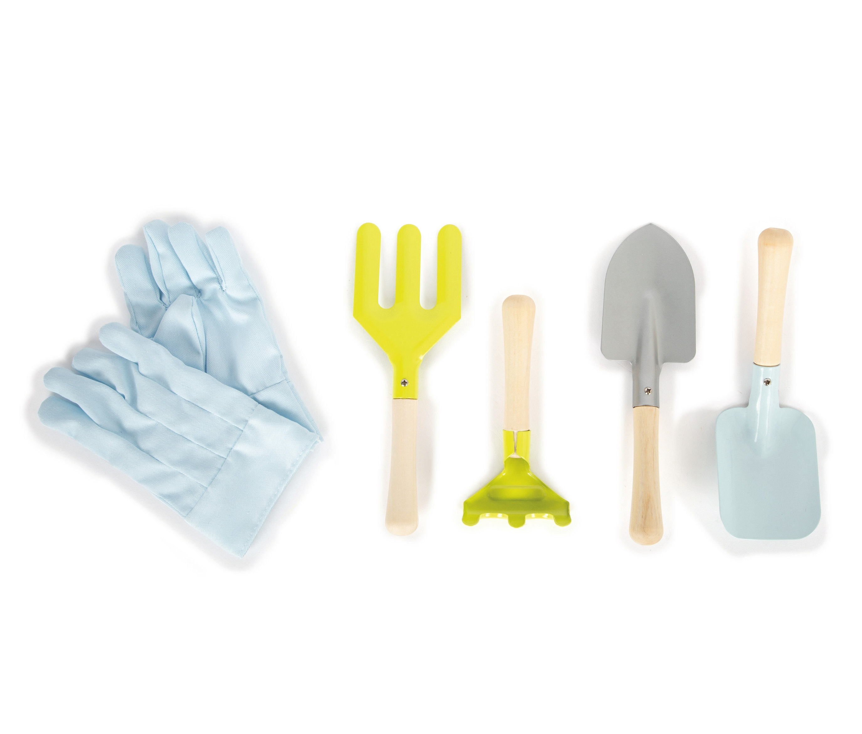 Auf einem weißen Hintergrund liegen blaue Gartenhandschuhe neben gelben und grünen Rechen und Schaufeln mit Holzgriffen. small foot Gartenschürze mit Gartenwerkzeug