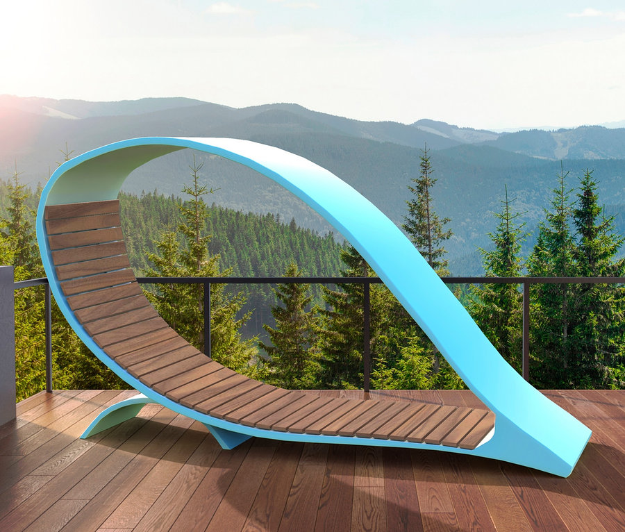 Eine türkise Wings for Living Liege »Ibiza« steht auf einer Holzterrasse mit Blick auf Wälder.