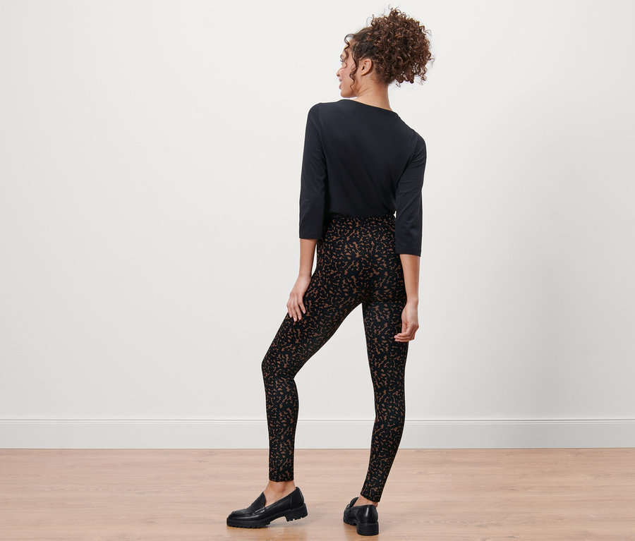 Frau posiert in bedruckten Leggings.