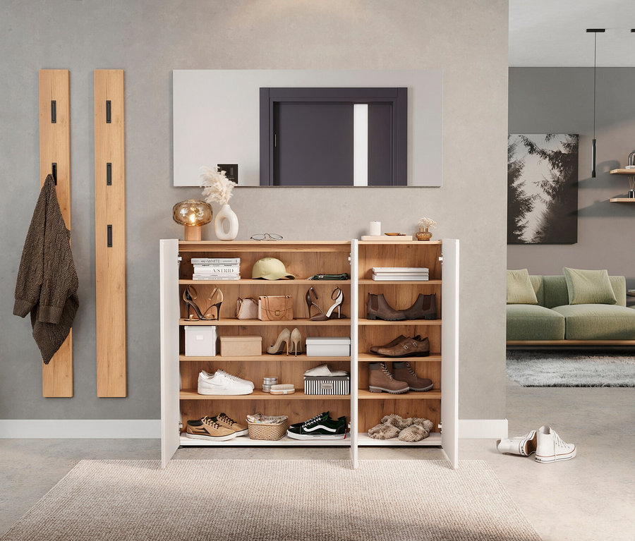 Ein offener Schuhschrank »Libbiano« in Weiß und Eiche präsentiert Schuhe und Accessoires.
