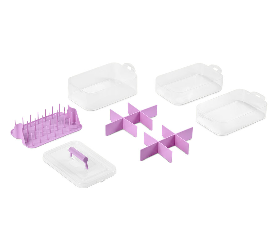 Transparente Aufbewahrungsboxen und lila Innenteiler.
