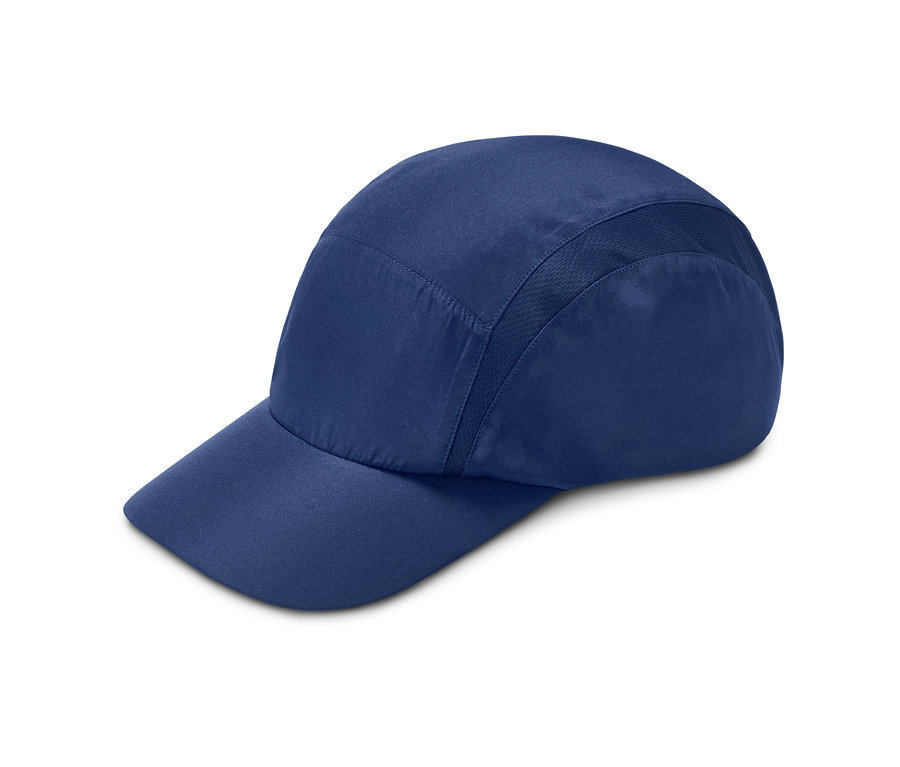 Eine blaue Sportkappe liegt auf einem weißen Hintergrund.